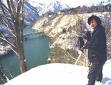 雪晴れの第三只見川橋梁を撮影する筆者＝1973年（写真：南正時）