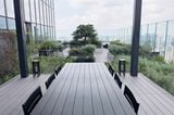 東京の絶景を独り占めできるテラス席。風が吹き抜け植栽もたっぷりの贅沢空間です（筆者撮影）