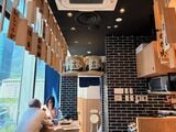 テーブル席の奥には、最大6人までで使える半個室も 