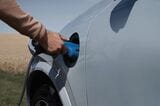 PHEV（プラグインハイブリッド）は大容量バッテリーを搭載し、電気のみでも走行できるハイブリッド（写真：Volvo Cars）