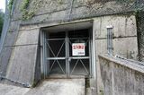 （旧線）宇津井郷―石見佐野間：今福第5トンネルの側面に設けられた坑口。JR西日本が地震計の設置場所として活用している（筆者撮影）