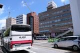 長崎駅前に到着した大波止経由の「九州号」。右奥が県営バスターミナル（記者撮影）