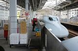 さくら546号新大阪行が入線。九州・山陽新幹線を経由してKITTE大阪を目指す（筆者撮影）