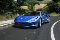 新型フェラーリ､雨でも驚きの｢乗りやすさ｣ ｢F8トリブート｣イタリアでの試乗レポート