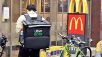 ウーバーイーツの人を街でやたらと見かける訳 身分弱いが自由な時間に働け｢雇用の受け皿｣に