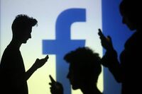 Facebook､モバイル向けプロフィルに動画導入 プライバシー設定メニューも増加