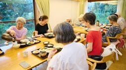 平均年齢86歳｢夕食だけ一緒｣の超快適シニアライフ…老人ホームとも違う､食事でつながる《ゆるい共同生活》の醍醐味