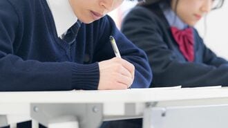試験を受ける学生