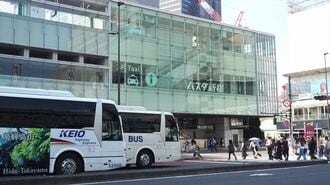 甲州街道を走る高速バス越しにバスタ新宿を望む（筆者撮影）