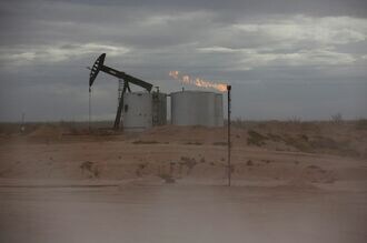 原油先物が5％超急落､さらなる下落の不安