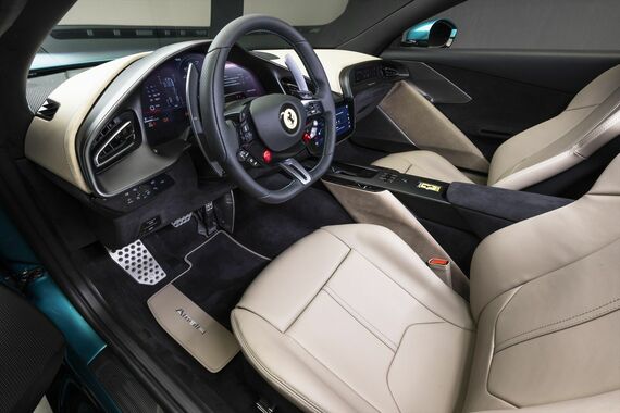 変速はステアリングホイールの背後に備わる大きなパドルで行う（写真：Ferrari）