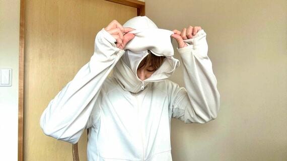 裏返っているツバを調整している様子