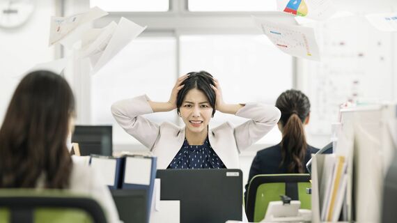 多忙で混乱するキャリアウーマン