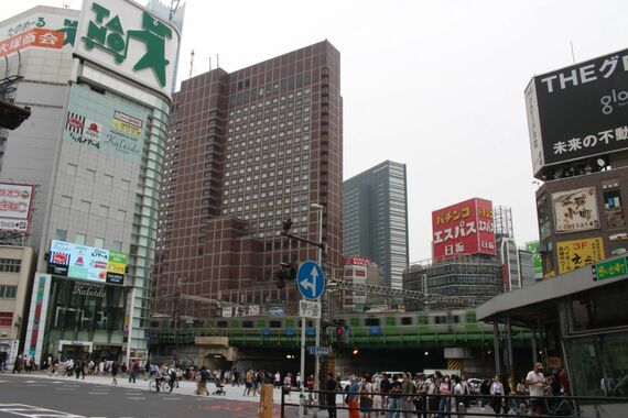 新宿大ガードと西武新宿ペペ