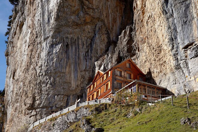スイスの｢崖っぷちホテル｣が経営者を募集