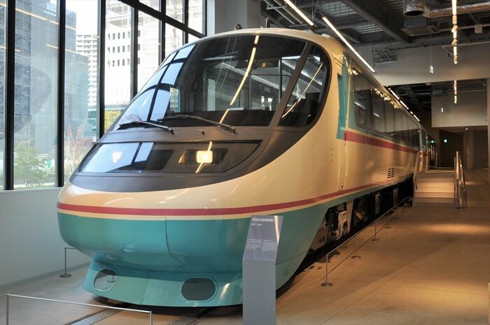 2階建て車両を連結したRSE