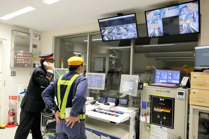 車掌と連絡を取る様子