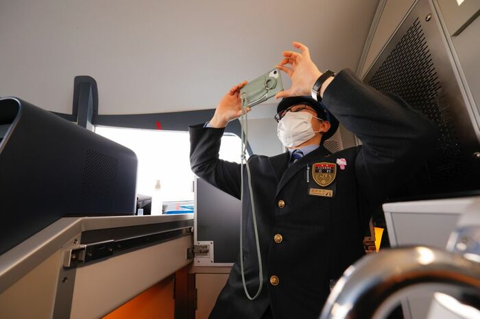 非常に狭い運転台の中、身体を伸ばしてシャッターを押す