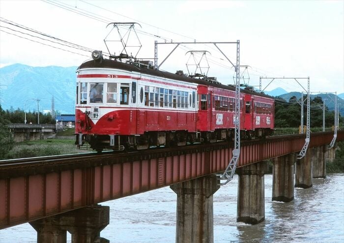 揖斐線を走るモ510形の3両編成