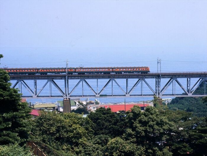 東海道線を走る国鉄80系電車