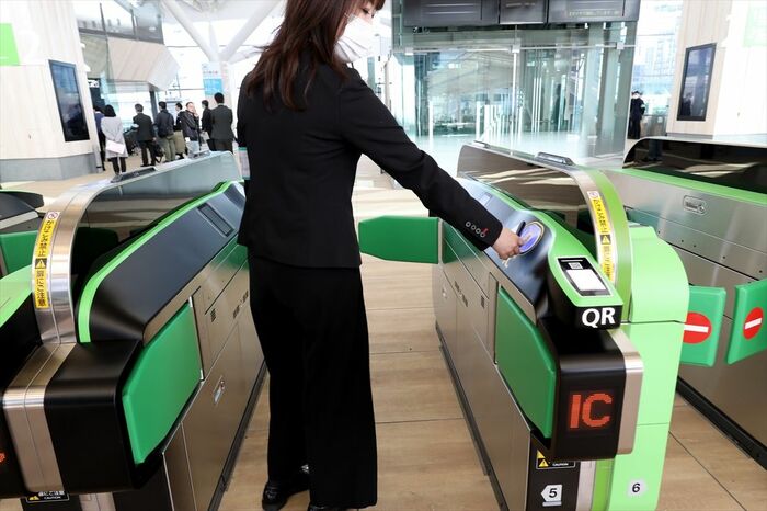 ICカードタッチ部が斜めになった自動改札機