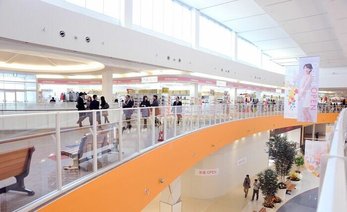 通路部分には自然光をふんだんに取り入れた
