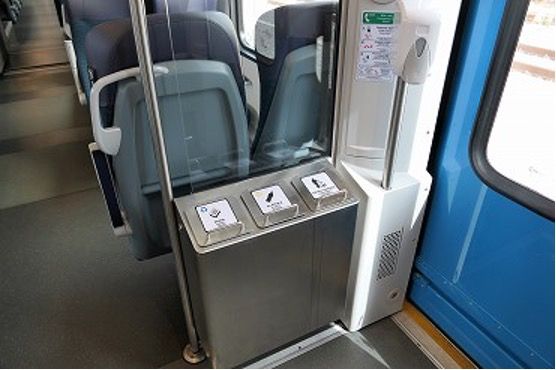車内には必ずゴミ箱を設置、ドア横には消毒液