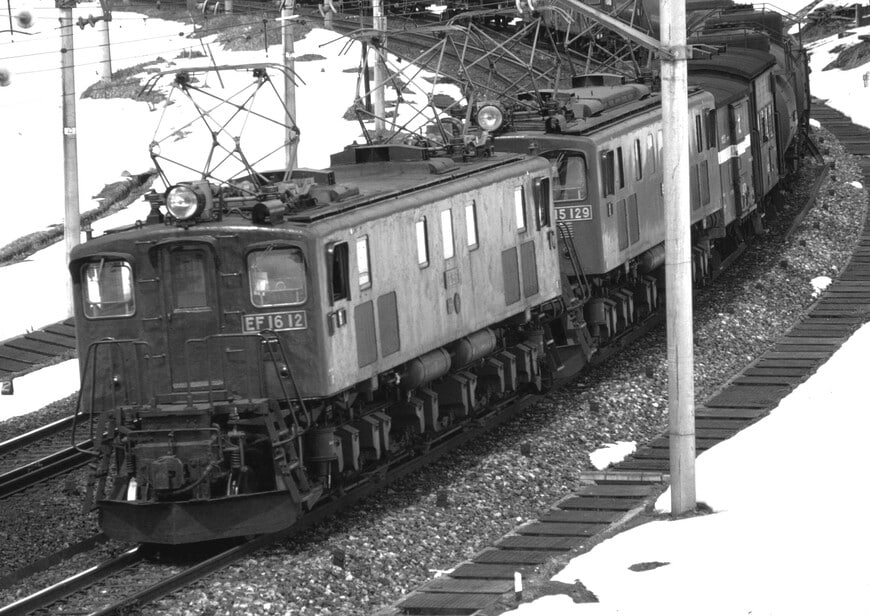 EF16形とEF15形の重連が牽引する上越線の貨物列車（撮影：南正時）