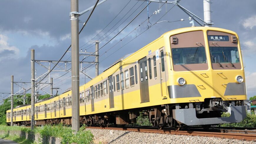 西武多摩川線の電車。車内にそのまま自転車を持ち込める「サイクルトレイン」の実証実験を行う（記者撮影）