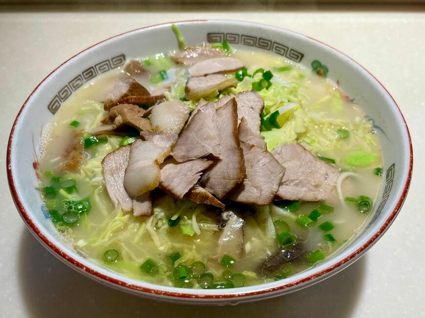 1950年創業「こむらさき」のラーメンは1200円。たっぷりのキャベツは、栄養のバランスをとるために初代が考えたという。ちなみに、こむらさきは京セラ創業者の稲盛和夫さんも通ったお店として知られる（写真：筆者撮影）