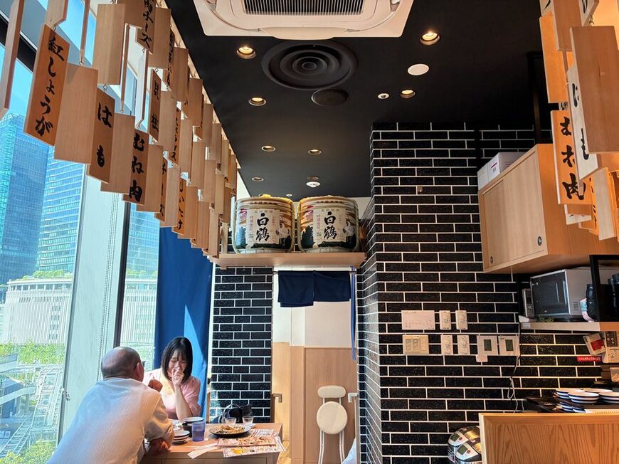 テーブル席の奥には、最大6人までで使える半個室も 