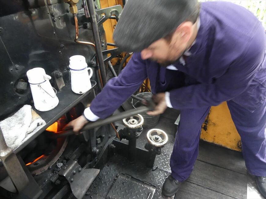 SLを動かすには石炭が必要だ。「きかんしゃトーマス」の”ステップニー”がいるブルーベル鉄道にて（撮影：田中貞夫）