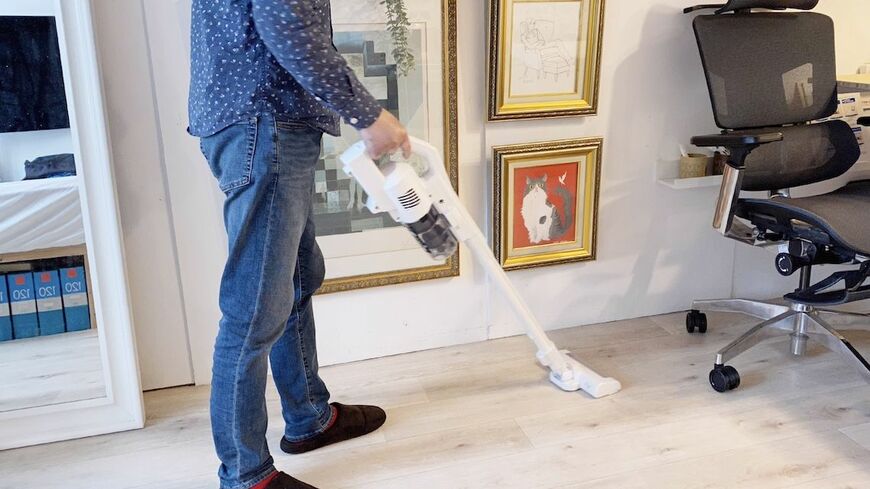 掃除機をかける筆者