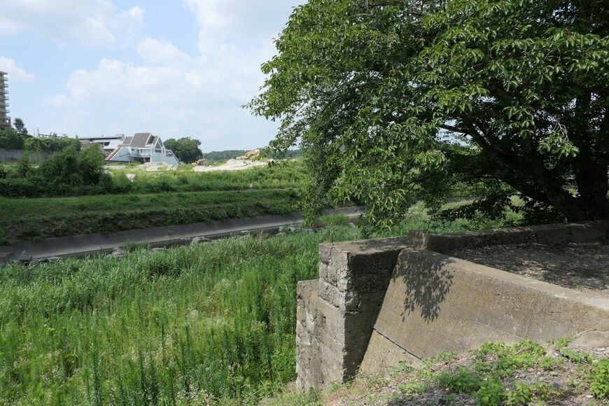 神鉄道場駅から川を挟んだ先に残る国鉄有馬線の橋台跡（編集部撮影）