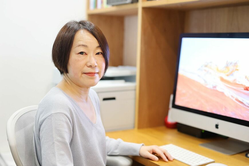 杉江あこ（すぎえ・あこ）／エディター、ライター。1973年愛知県生まれ。大阪芸術大学卒業後、フリーライターとして活動し、デザイン、アート、文芸、食、自然環境などの分野で編集・執筆を手がける。2008〜2009年に『日経デザイン』編集に携わり、2014年に「意と匠研究所」を共同設立。2018〜2021年度に東京造形大学非常勤講師、2024年度から常葉大学非常勤講師を務めるなど、大学で教鞭も取る。2024年にゼロリノベで新居を購入・リノベーションした（撮影：今井 康一）