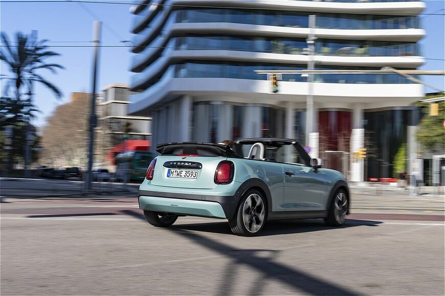 MINI（ミニ）の新型「ミニ・クーパー・コンバーチブルS」（写真：MINI）