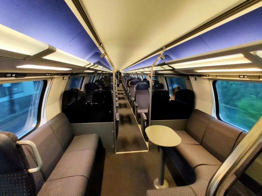 2階建てのインターシティにはサロン風のスペースがある（筆者撮影）