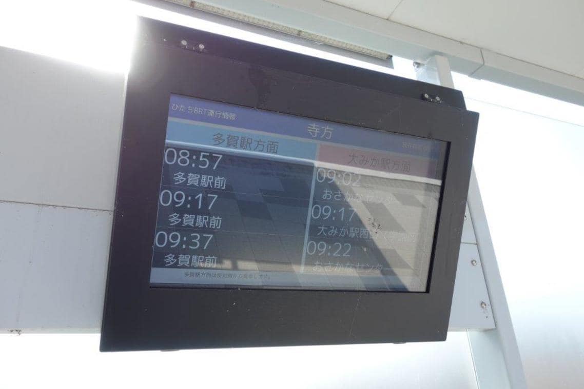 発車時刻と接近案内が表示される液晶モニター