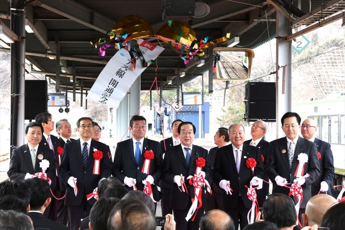 再開記念列車の出発時に釜石駅ホームで行った式典