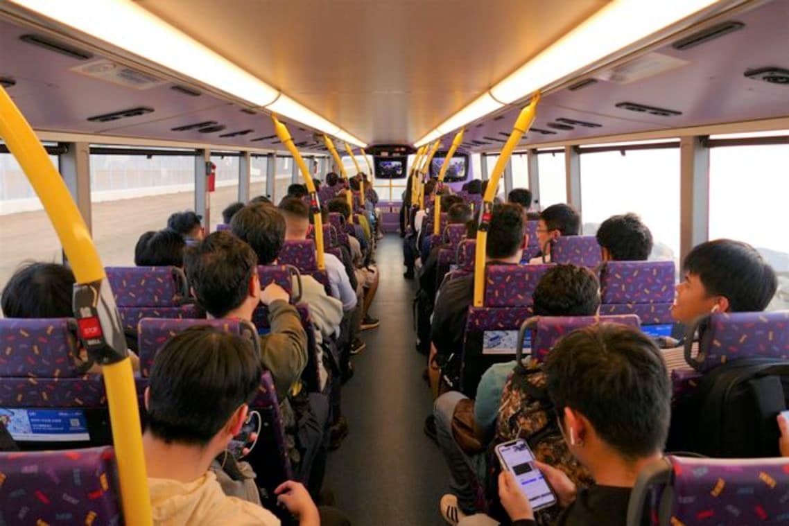 香港の退勤時の2階建てバス。席がおおかた埋まると出発
