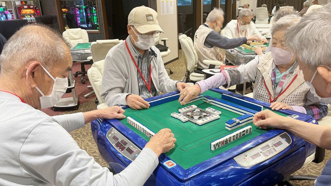 麻雀を楽しむ利用者の皆さん