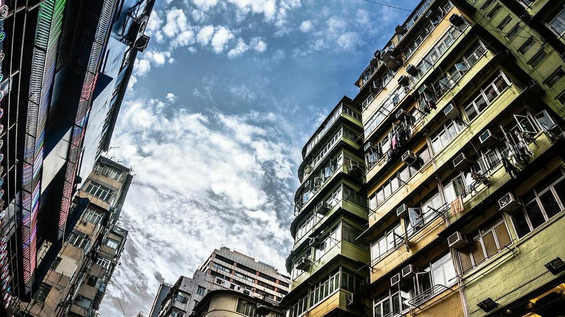 香港の出生率はアジア最低の水準にあり、住宅事情や養育費用の高さがその一因になっている(写真はイメージ)