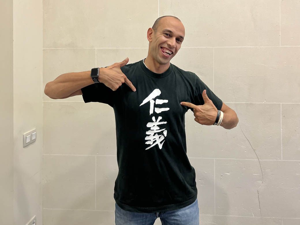 「仁義ないTIME」のTシャツを着たカリムさん