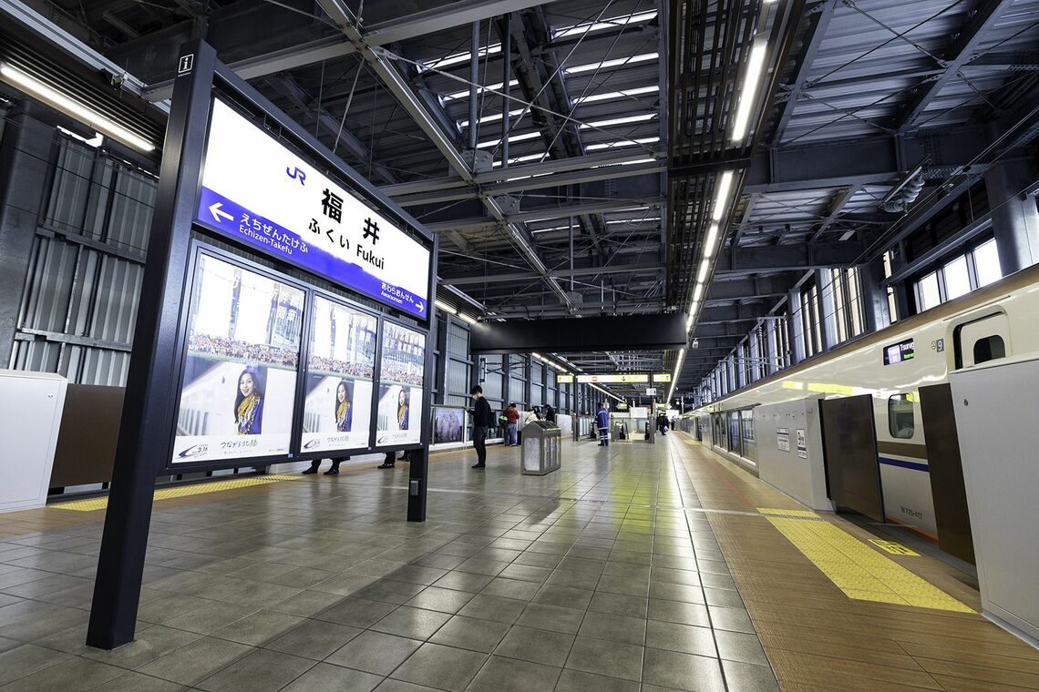 新幹線では珍しい1面2線の形式を持つ福井駅の新幹線ホーム。福井は対東京では乗り換えを解消して便利になったが対関西・中京は課題を抱えた（写真：久保田 敦）