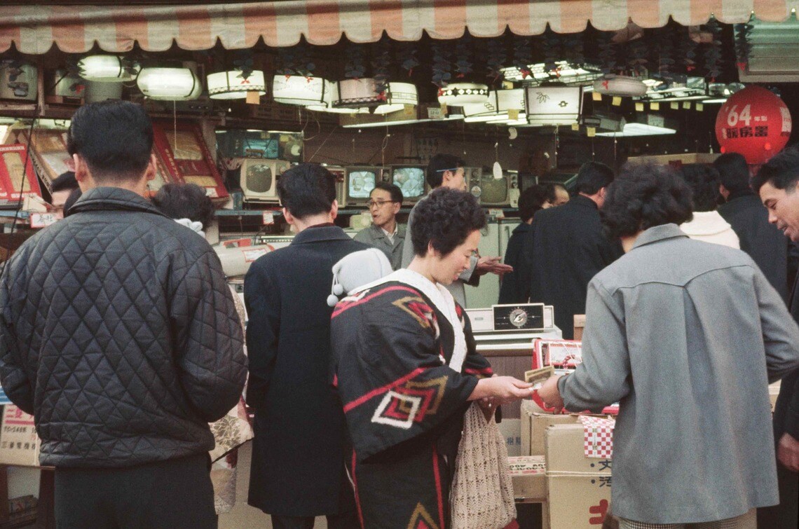 1963年頃の東京・秋葉原の風景。カラーテレビ、クーラー、自動車の「3C」に消費者が飛びついた（写真：時事通信フォト）