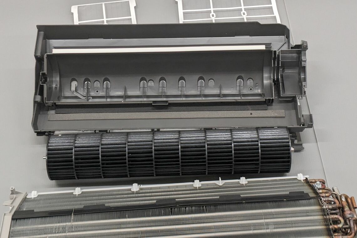 カビだらけのファン付近もピカピカにできるのが、持ち帰り分解清掃の強み（写真：筆者提供）