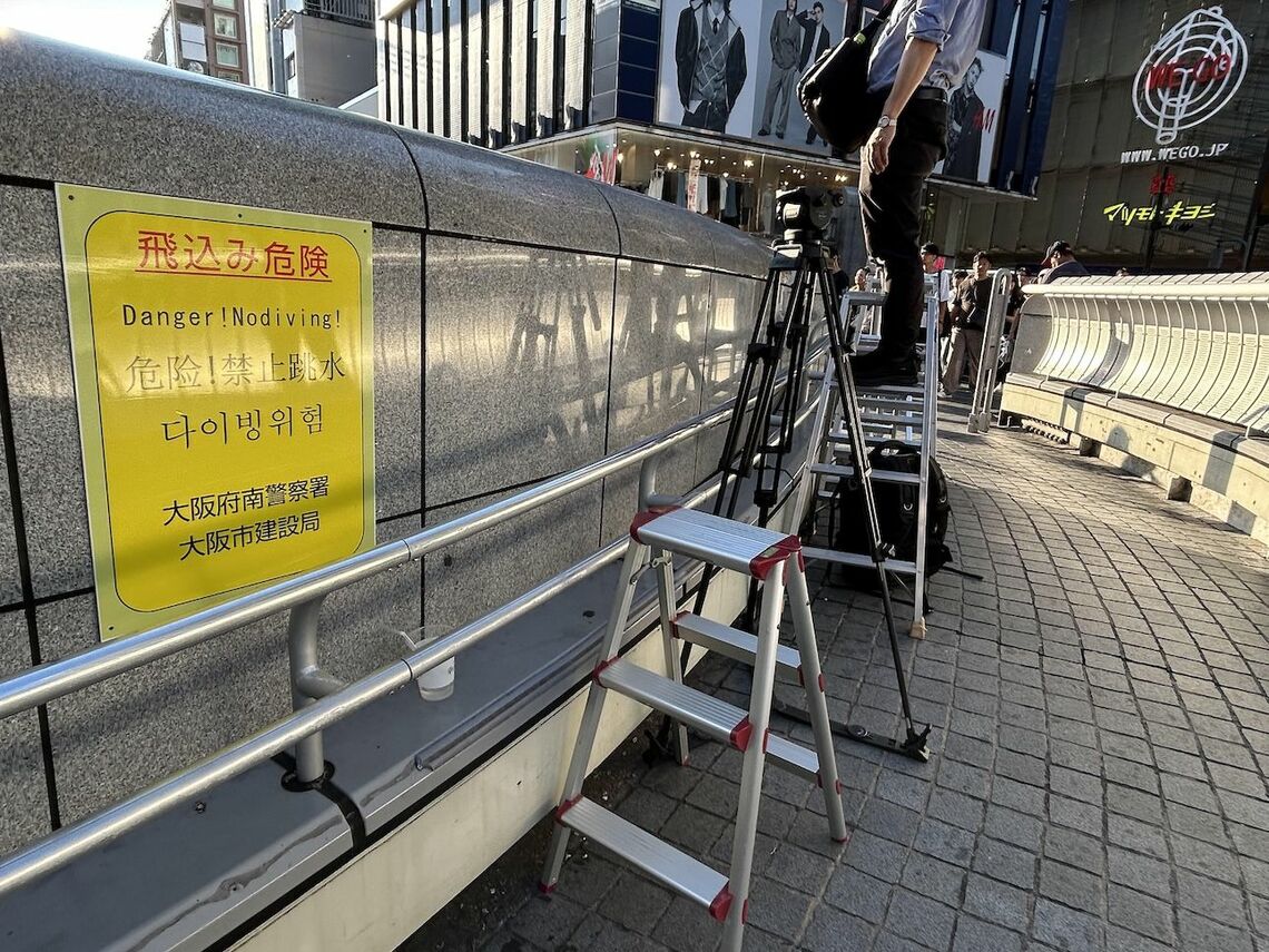 報道陣の場所取りも始まっている（写真：筆者撮影）