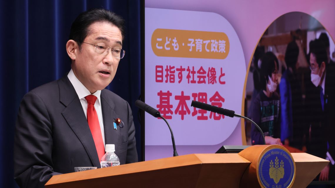 「異次元の少子化対策」を唱える岸田首相。だがそのほとんどは間違っているかもしれない（写真：Yoshikazu Tusno／Getty Images）