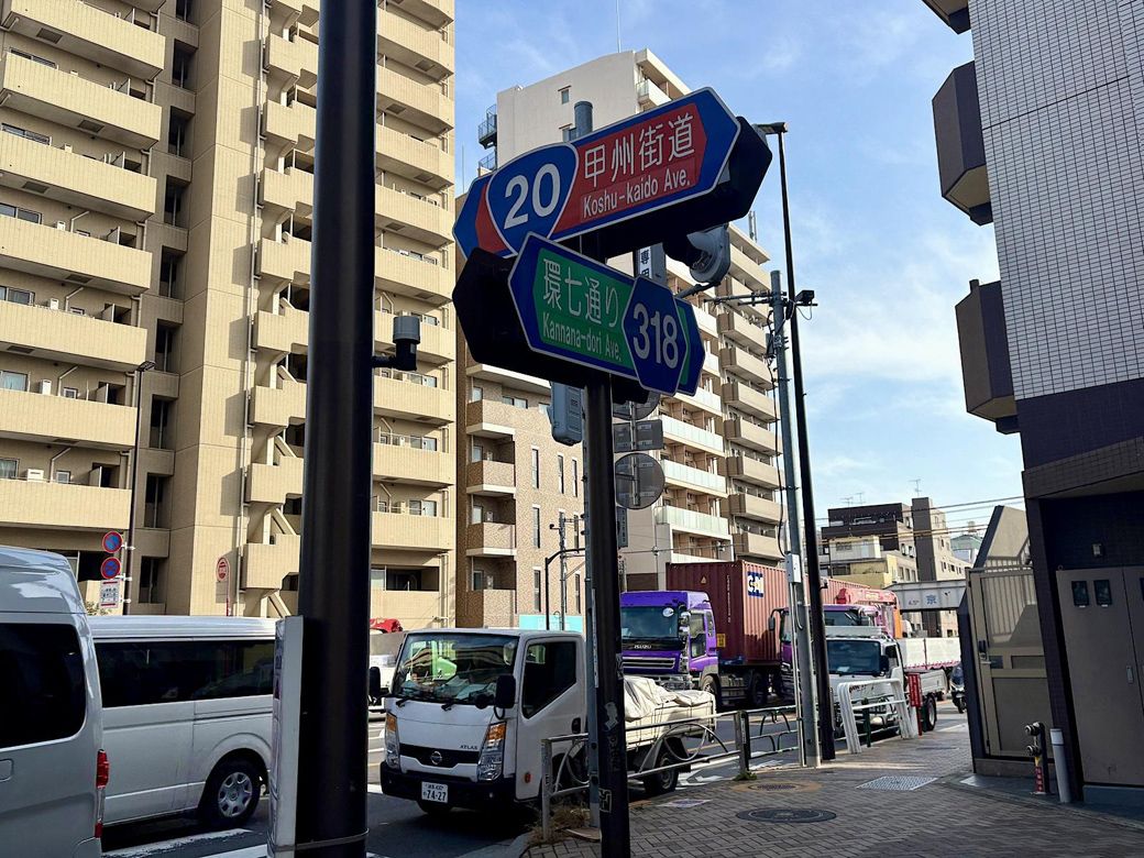 初めての上京は、人通りが少ない道は選ばないほうがいい。車通りが多い立地を選ぶと安心感があるのでおすすめ（筆者撮影）