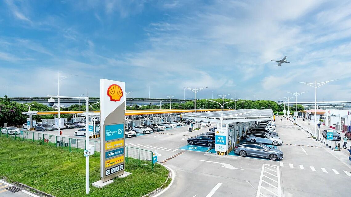 シェルが深圳に建設した世界最大規模のEV充電ステーション。258基の充電装置がずらりと並ぶ(同社ウェブサイトより)
